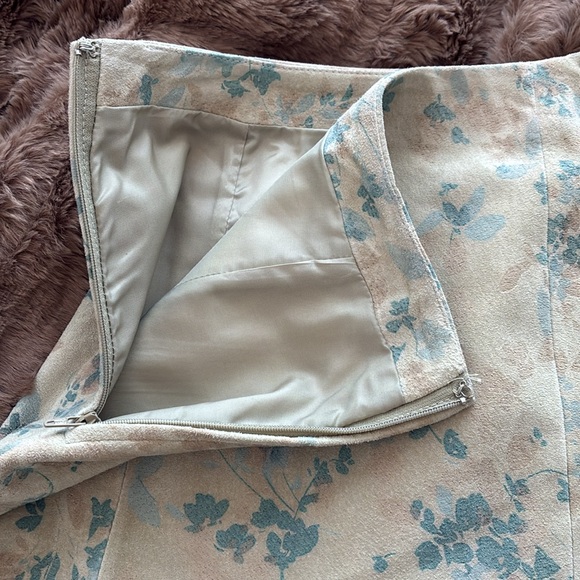 Danier Leather Size 2 Genuine Suede Leather Floral A-Line Skirt - Picture 5 of 9